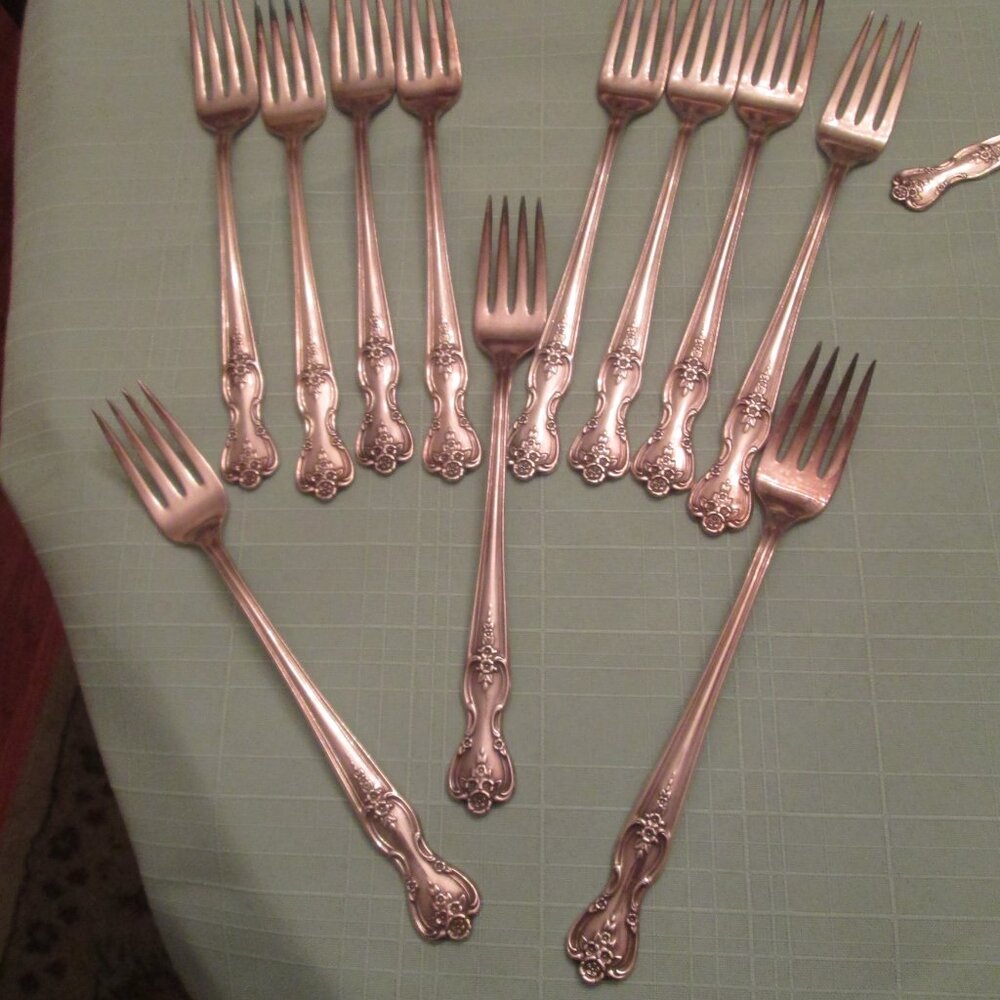 WM ROGERS VINTAGE SILVERWARE SET - Picture 2 of 5